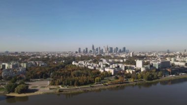Varşova 'nın merkezinde güneşli bir sonbahar gününde hava manzarası, gökdelenler, finans merkezleri ve Vistula Nehri ve onun üzerindeki köprüler..