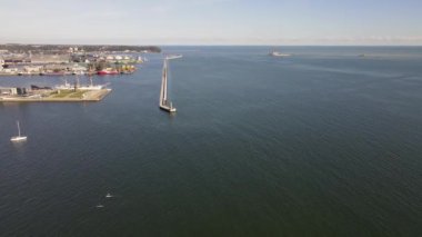 Güneşli bir sonbahar gününde Gdynia limanındaki Baltık Denizi üzerindeki dalgakıran manzarası.