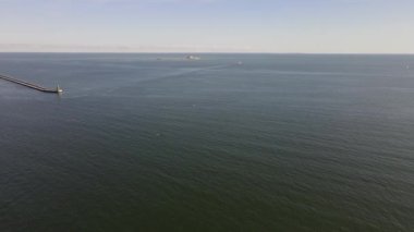Güneşli bir sonbahar gününde Gdynia limanındaki Baltık Denizi üzerindeki dalgakıran manzarası.