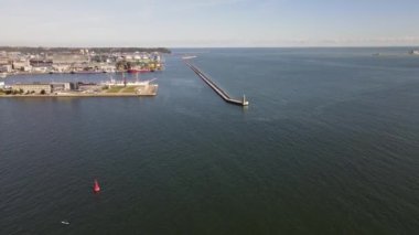 Güneşli bir sonbahar gününde Gdynia limanındaki Baltık Denizi üzerindeki dalgakıran manzarası.