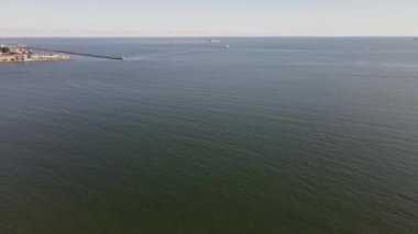 Güneşli bir sonbahar gününde Gdynia limanındaki Baltık Denizi üzerindeki dalgakıran manzarası.