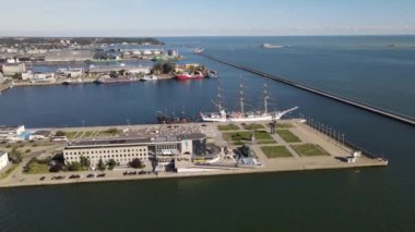 Güneşli bir sonbahar gününde Gdynia limanındaki Baltık Denizi üzerindeki dalgakıran manzarası.
