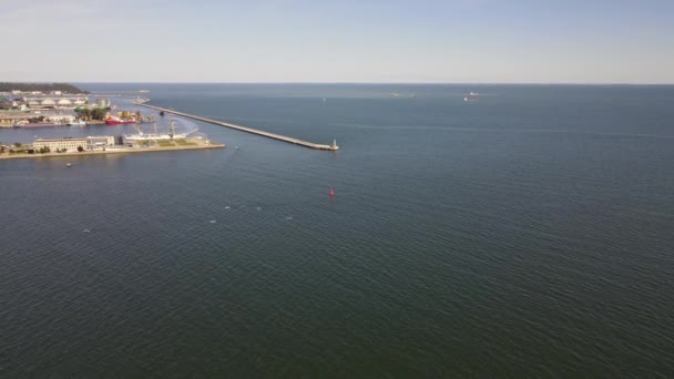 Vista Aérea Del Rompeolas Sobre Mar Báltico Puerto Gdynia Día — Vídeos de Stock