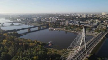 Güneşli bir sonbahar gününde Varşova 'daki Vistula Nehri üzerindeki köprülerden insansız hava aracının görüntüsü..