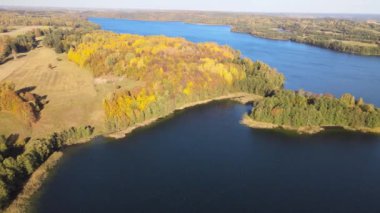 Güneşli bir sonbahar gününde Suwalki bölgesinin çayırları ve ormanları arasında Hancza Gölü 'nün havadan görünüşü.