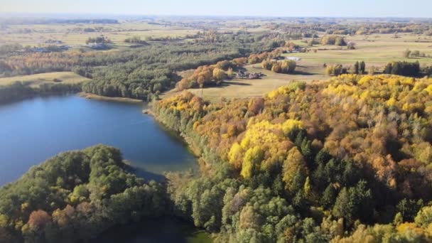晴れた秋の日には スワルキ地方の牧草地や森林の間でハンザ湖の空中風景 — ストック動画