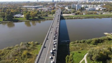 Güneşli bir sonbahar gününde Varşova 'daki Lazienkowska Rotası ve köprünün hava manzarası.