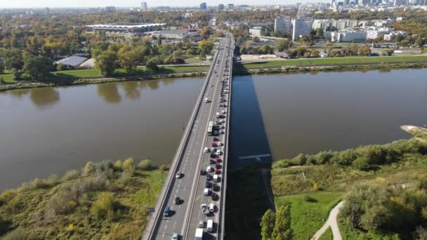 在阳光明媚的秋日 华沙大桥和拉齐恩科夫斯卡公路的空中景观 — 图库视频影像