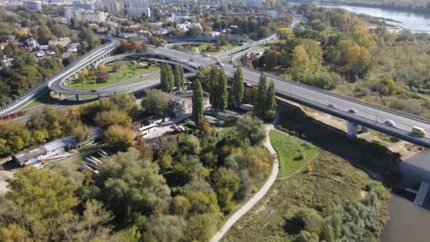 在阳光明媚的秋日 华沙大桥和拉齐恩科夫斯卡公路的空中景观 — 图库视频影像