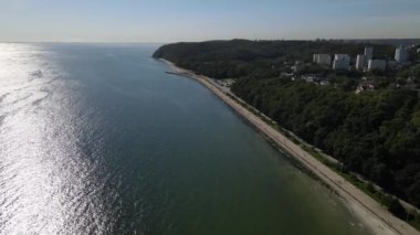 Baltık Denizi 'nde Gdynia' daki sahil bulvarının havadan görünüşü bir yaz günü güneşte parlıyor..