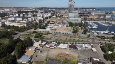 Kosciuszko Meydanı 'nın havadan görünüşü, cennet ve Gdynia limanı yaz ve güneşli bir günde