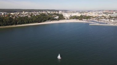 Güneşli bir yaz gününde Gdynia 'daki cennet, sahil ve bulvarın havadan görünüşü..