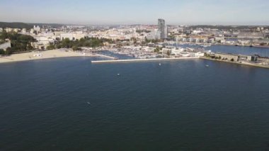 Güneşli bir yaz gününde Gdynia 'daki cennet, sahil ve bulvarın havadan görünüşü..