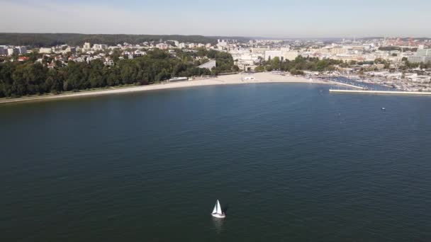 Vista Aérea Del Refugio Playa Bulevar Gdynia Día Soleado Verano — Vídeo de stock