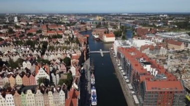 Eski Gdansk Kasabası ve Motlawa Nehri 'nin güneşli yaz manzarası.
