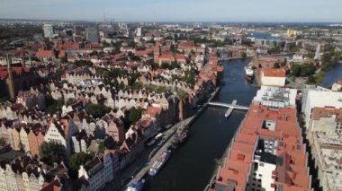 Eski Gdansk Kasabası ve Motlawa Nehri 'nin güneşli yaz manzarası.