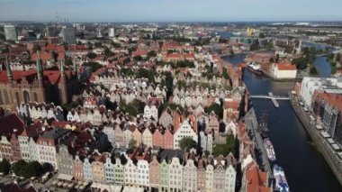 Eski Gdansk Kasabası ve Motlawa Nehri 'nin güneşli yaz manzarası.