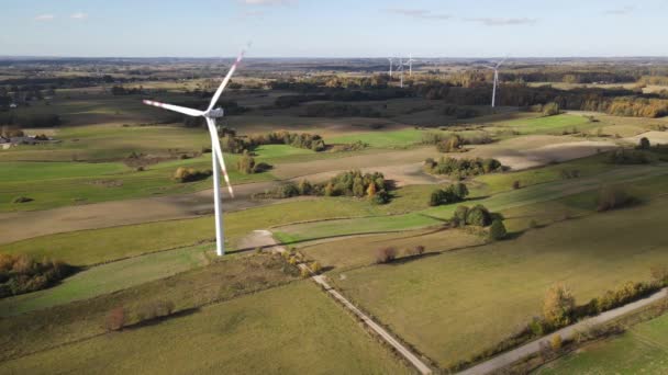 Luchtfoto Van Windturbines Tussen Velden Weiden Van Suwalki Regio Een — Stockvideo