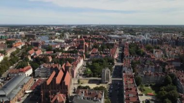 Eski Gdansk Kasabası 'nın güneşli bir yaz günündeki hava manzarası.