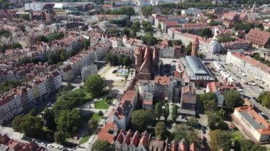 Güneşli bir yaz gününde Gdansk şehrinin havadan görünüşü.