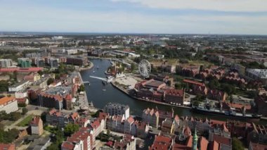 Güneşli bir yaz gününde Gdansk şehrinin havadan görünüşü.