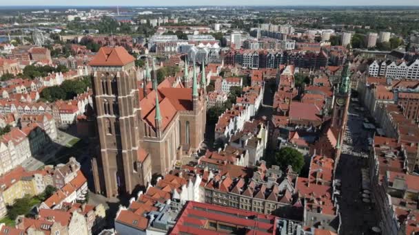 夏天阳光灿烂的日子里 格但斯克的主市政厅和圣玛丽大教堂的空中景观 — 图库视频影像