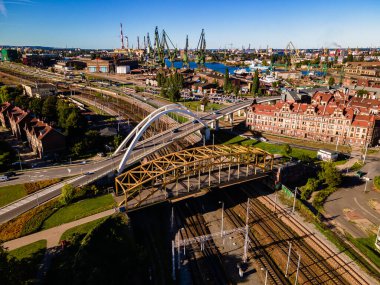 Gdansk 'taki tersanenin üst manzarası güneşli bir yaz günü.