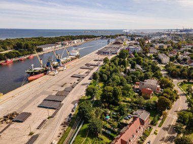 Limandaki İHA 'dan, Gdansk' taki liman kanalından ve limandaki gemilerden görüntüle.