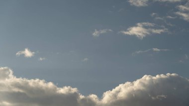 Mavi gökyüzünde beyaz bulutlar.