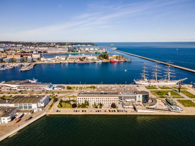 Güneşli bir yaz gününde Gdynia Limanı 'nın havadan görünüşü.