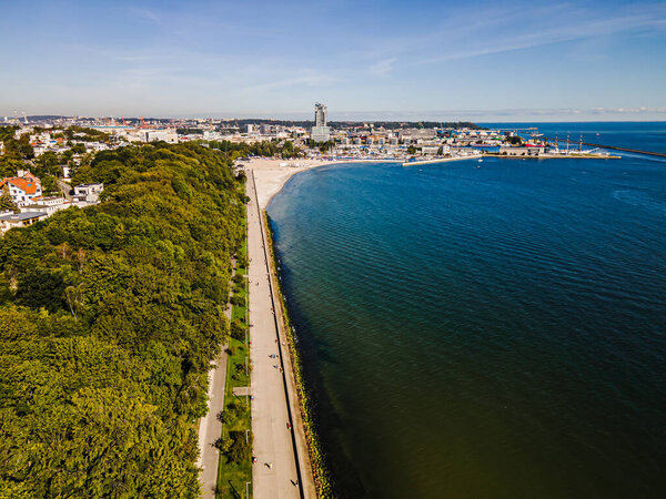 Вид с воздуха на приморский бульвар в Гдыне в летний солнечный день.