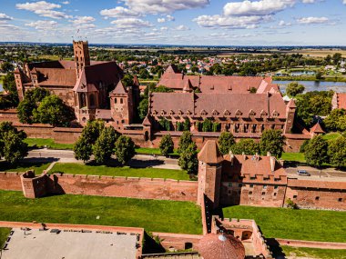 Yazın, güneşli bir günde, Malbork 'taki Nogat Nehri' ndeki teutonik şatonun hava görüntüsü..