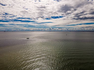 Hel Yarımadası 'nın havadan görünüşü Yazın güneşli bir günde.