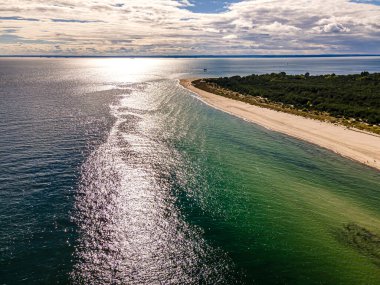 Hel Yarımadası 'nın havadan görünüşü Yazın güneşli bir günde.