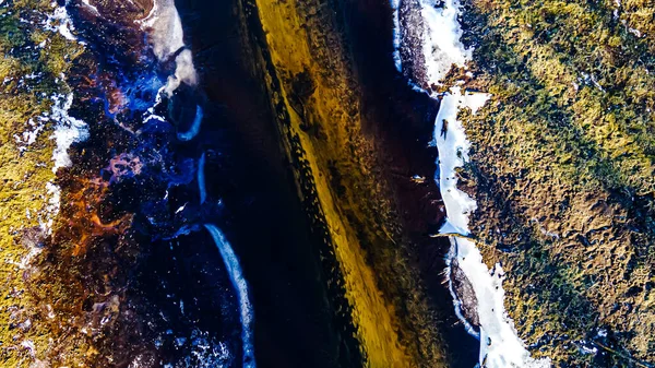 Doğanın Soyutlanması Kışın Nehir Yatağında Yukarıdan Görüş — Stok fotoğraf