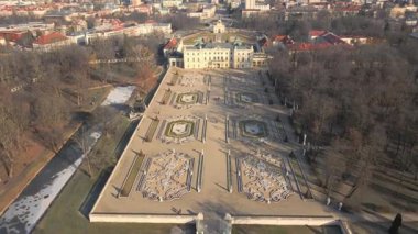 Güneşli bir bahar gününde Bialystok 'taki Branicki Sarayı' nın hava manzarası..
