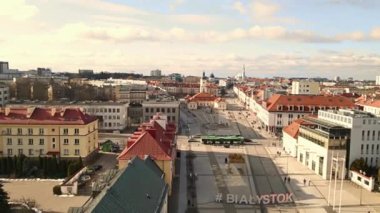 Güneşli bir günde Bialystok 'taki Kosciuszko Pazar Meydanı' nın hava manzarası.