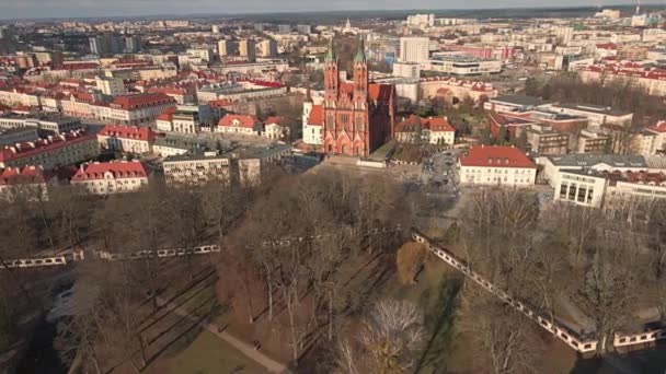 春日阳光明媚的比亚利斯托克大教堂的空中景观 — 图库视频影像