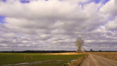 Zaman çizelgesi, Polonya 'daki Podlasie' nin tarlaları ve çayırları üzerinde akan bulutlar..