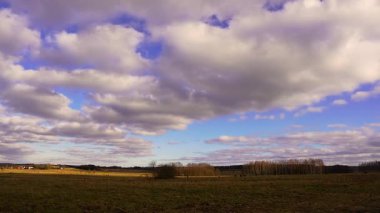 Zaman çizelgesi, Polonya 'daki Podlasie' nin tarlaları ve çayırları üzerinde akan bulutlar..