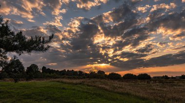 Yazın Narew Nehri vadisinde gün batımı.