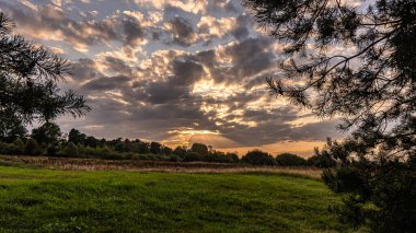 Yazın Narew Nehri vadisinde gün batımı.