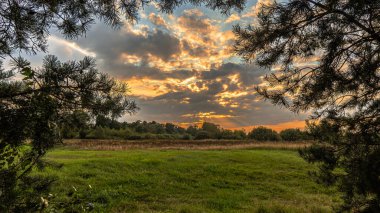 Yazın Narew Nehri vadisinde gün batımı.