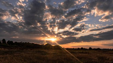 Yazın Narew Nehri vadisinde gün batımı.