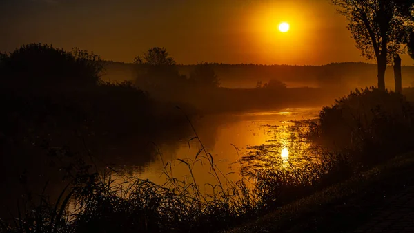 日出时分在苏必拉尔河上的山谷里的雾霾 — 图库照片