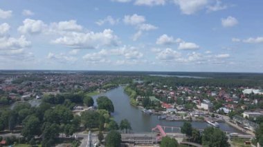Yazın, güneşli bir günde Augustow 'daki su kanalının havadan görünüşü.