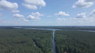 Yazın, güneşli bir günde Augustow 'daki su kanalının havadan görünüşü.