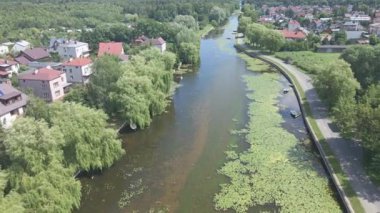 Yazın, güneşli bir günde Augustow 'daki su kanalının havadan görünüşü.
