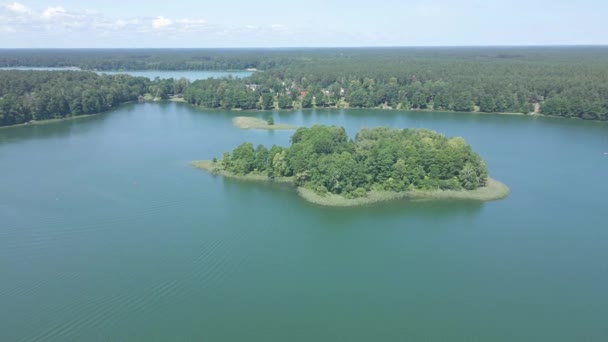 Vue aérienne des îles sur les lacs près d'Augustow par une journée ensoleillée d'été.