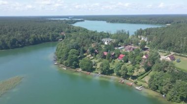 Augustow 'daki göllerin yukarıdan görünüşü güneşli bir günde kilitlerle birbirine bağlanır..